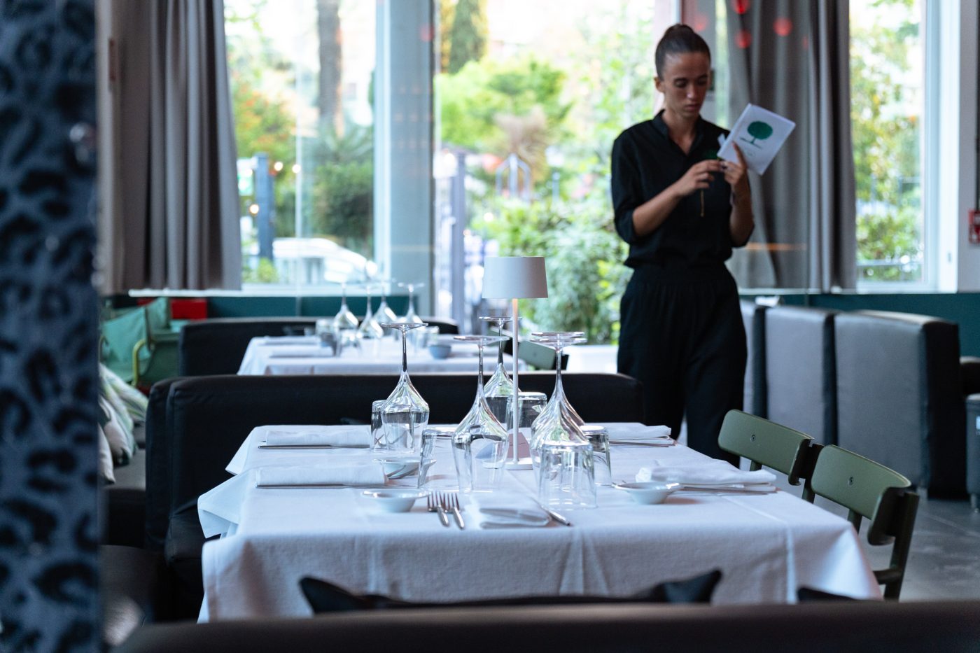 Sala del ristorante apparecchiata di giorno