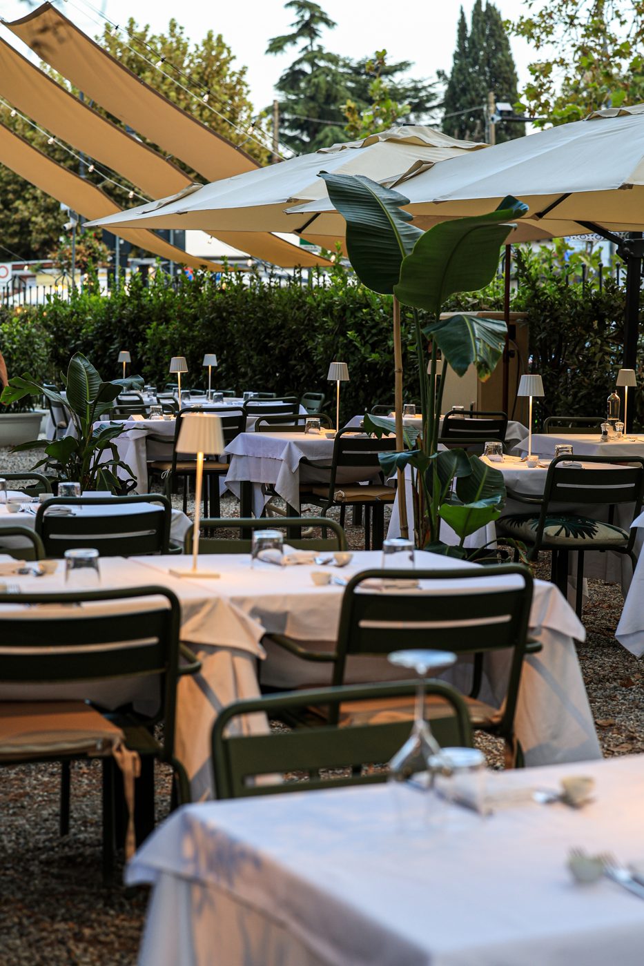 Terrazza esterna con ombrelloni di giorno