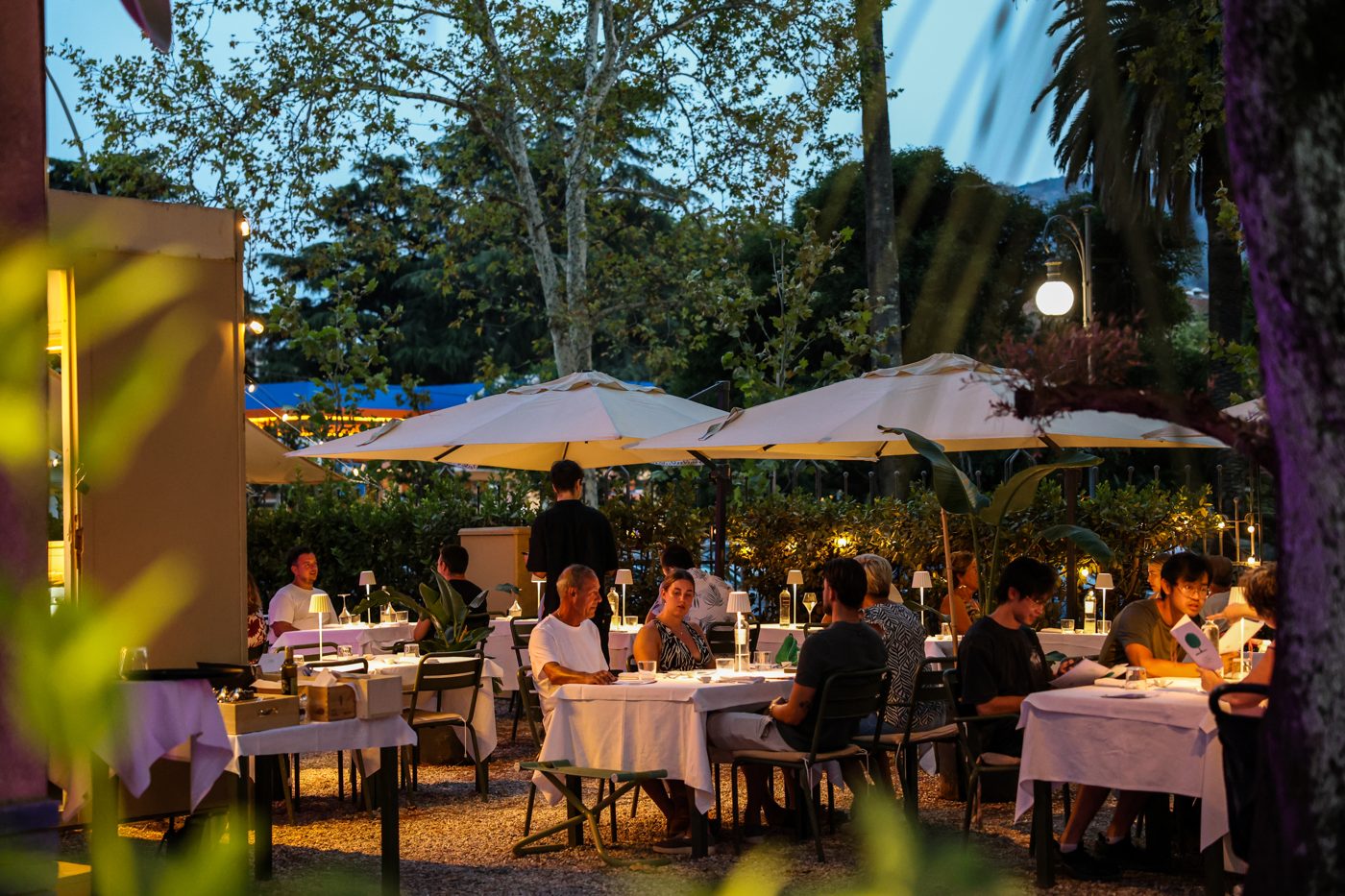 Cena all'aperto sotto gli ombrelloni la sera